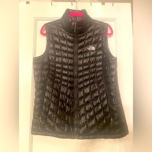 NWOT The North Face womens’ black thermoball insulated vest